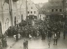 Das Foto zeigt eine historische Aufnahme einer Menschenansammllung auf dem pfaffenhofener Hauptplatz.
