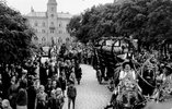Geschmückte Wagen und Brauereigespanne ziehen über den Hauptplatz zum Volksfestplatz (Aufnahme von 1950).