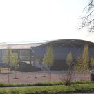 Ihre bisher größte Photovoltaik-Anlage hat die Stadt Pfaffenhofen auf dem neuen Dach des Eisstadions installiert. Hier werden im jahreszeitlichen Wechsel das Eisstadion und das Freibad mit Strom versorgt.