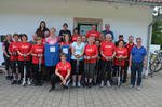 Foto (Aigner) mit den von BLSV-Kreisvorsitzenden Florian Weiß (ganz rechts) an die beiden Übungsleiterinnen Alexandra Almstätter (Mitte links) und Elfi Langer (Mitte rechts) überreichten blauen T-Shirts und Urkunden 