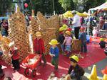 Im Kinderbereich vor dem Rathaus gibt es viel zu tun und zu bauen.