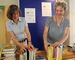 Büchereileiterin Daniela Kneidl (rechts) und ihre Stellvertreterin Albertine Bauer bei der Vorbereitung des Buchflohmarktes.