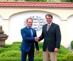 Präsidentenwechsel beim Lions-Club Pfaffenhofen/Hallertau: Dr. Erich Lehmair (rechts) wünschte seinem Amtsnachfolger Johann Brenner (links) alles Gute für die kommenden Aufgaben. Foto: Enzbrenner