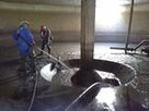 Zwei Kollegen saugen Lehm und Sand, ab im Regenüberlaufbecken