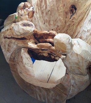 Krippe aus einem Stück Holz geschnitzt