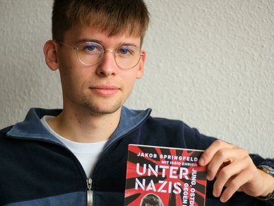 Jakob Springfeld mit seinem Buch "Unter Nazis"