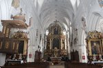   Blick auf den Hochaltar und das barocke Kirchengewölbe der Stadtpfarrkirche St. Johannes Baptist