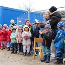 Die Kindergartenkinder singen ein Baustellenlied für „Ihre“ Baustelle.