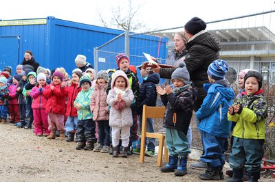 Die Kindergartenkinder singen ein Baustellenlied für „Ihre“ Baustelle.
