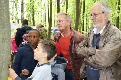 Kinder erklären Pfaffenhofens zweitem Bürgermeister Roland Dörfler und Schulreferent Günter Helmbrecht was sie in der Woche gemacht haben. 