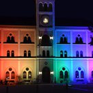 Pfaffenhofener Rathaus leuchtet in Regenbogenfarben