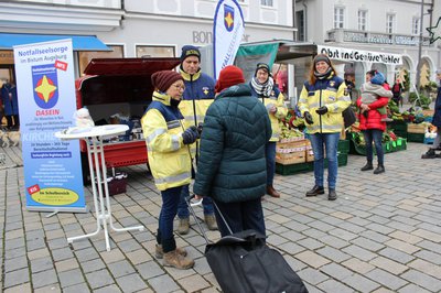 Informationen über die Notfallseelsorge und den anstehenden Ausbildungskurs gaben die Helferinnen und Helfer am 3. Dezember auf dem Wochenmarkt in Pfaffenhofen. 