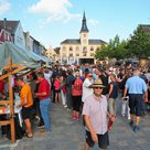 In den vergangenen Jahren lockte das Pfaffenhofener Weinfest an warmen Sommerabenden stets mehrere tausend Besucher auf den romantischen Hauptplatz in Pfaffenhofen 