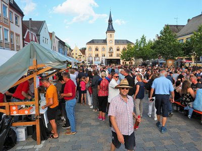 In den vergangenen Jahren lockte das Pfaffenhofener Weinfest an warmen Sommerabenden stets mehrere tausend Besucher auf den romantischen Hauptplatz in Pfaffenhofen 