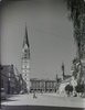 Blick vom oberen Hauptplatz auf die Stadtpfarrkirche, Haus der Begegnung und Spitalkirche (Aufnahme aus den 1960er-Jahren)
