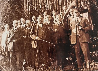 Mitglieder der Stadtkapelle mit ihrem Dirigenten Anton Schöttl (ca. 1927)
