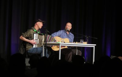 Stephan Zinner und Maxi Pongratz auf der Bühne der KulturAula.