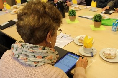 Seniorinnen und Senioren können im Rahmen eines Projekts ein Tablet acht Wochen kostenlos nutzen. 