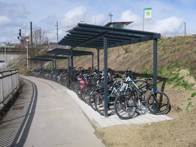 Fahrräder soweit das Auge reicht: Die neuen Radständer am Bahnhof erfreuen sich großer Beliebtheit. 