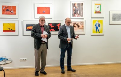 Reinhard Haiplik (links) und Philipp Hayer (rechts) eröffneten die Ausstellung der Fotofreunde. 