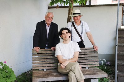 Kulturreferent Reinhard Haiplik und Steffen Kopetzky begrüßten den neuen Lutz Stipendiaten Philipp Cyprian am Flaschlturm. 