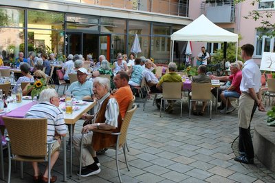 Geselliges Beisammensein aller Gäste im Innenhof des Seniorenbüros.