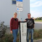 Bernhard Peintner und Mitarbeiterin Anita präsentieren stolz ihre neue Ladesäule vor IWAN-Bikes in Pfaffenhofen.