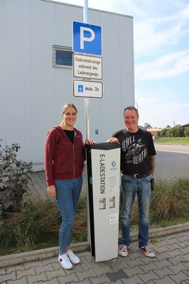 Bernhard Peintner und Mitarbeiterin Anita präsentieren stolz ihre neue Ladesäule vor IWAN-Bikes in Pfaffenhofen.