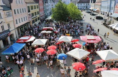 Jedes Jahr ist der Andrang zur öffentlichen Bierprobe auf dem Hauptplatz groß. 