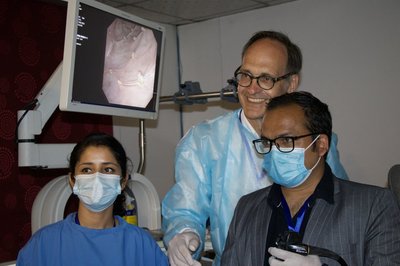 Volker Stagge (Mitte) bei einem Workshop für nepalesische Ärzte im endoskopischen Trainingscenter des Dhulikhel Hospitals.