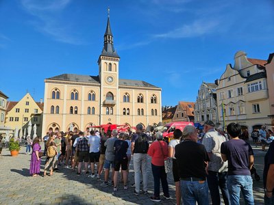 Zahlreiche Gäste reihten sich in Schlangen ein, um das diesjährige Festbier zu probieren.