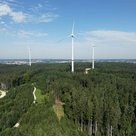 Die Windräder im Bürgerwindpark Pfaffenhofen stehen. Ihr Ertrag reicht, um 6.300 Haushalte mit sauberer Energie zu versorgen. 