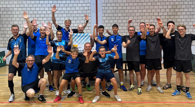 Der MTV Pfaffenhofen stellte mit elf Teilnehmer/innen einmal mehr eine große Delegation beim Trainingslager in Porec. Das in schwarz gekleidete Trainerteam wurde angeführt vom ungarischen Ex-Nationalspieler Istvan Toth (Mitte)