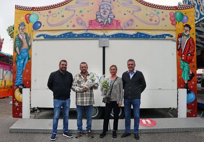 Ehrung für die langjährige Treue zum Volksfest Pfaffenhofen (v. l. n. r.): Volksfestreferent Richard Fischer, Andre Kollmann sen., Frau Kollmann und Bürgermeister Thomas Herker