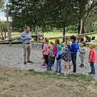 Bürgermeister Thomas Herker begrüßte Kinder und Eltern zur Eröffnungsfeier.