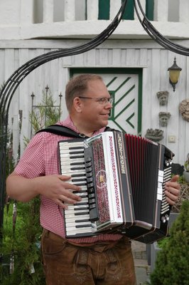 Musikentertainer Herr Martin Kraft aus der Holledau, bekannt durch die Sendung Brettl-Spitzen im bayr. Fernsehen. 