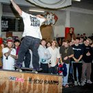 Zahlreiche Zuschauer verfolgen die Tricks der Skater beim Beatboard Skatecontest.