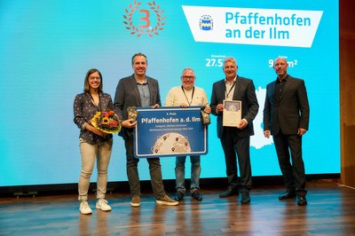 Den Preis nahmen Dritter Bürgermeister Peter Heinzelmair (2. re), Projektleiterin Veronica Seitz, Klaus Wildmoser von der Kaffeerösterei Fausto und Markus Käser von der Regionalinitiative Pfaffenhofener Land (von links nach rechts) gemeinsam entgegen. 