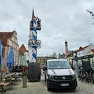 Mitarbeiter der Stadtwerke „fällen“ den Maibaum.