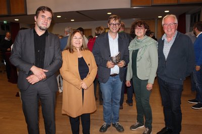 Foto von links: der ukrainische Pianist Yevgenii Matveew, die IKVP-Vorsitzende Marita Emrich, Professor Dr. Martin Rötting, die Pfarrgemeinderatsvorsitzende Waltraud Daniel und Sepp Steinbüchler, der Leiter der AG Tisch der Religionen und Kulturen im IKVP. 