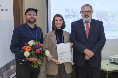 Von links: Simon Plass, Jennifer Pflügler, Dr. Markus Eltges, Leiter des Bundesinstituts für Bau-, Stadt- und Raumforschung.