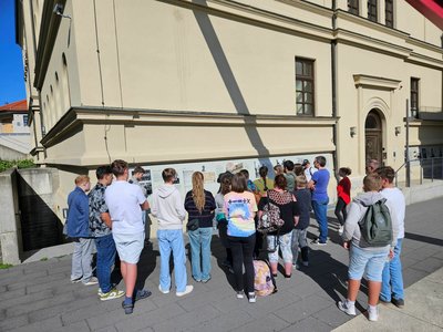 Bei der Stadtführung erhielten Jugendliche und Interessierte Einblicke in die Zeit des Nationalsozialismus.