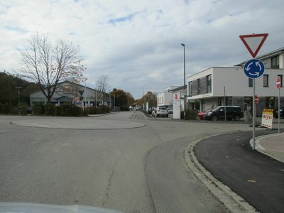 Der Kreisel bei der Apotheke soll den Verkehrsfluss sicherstellen.
