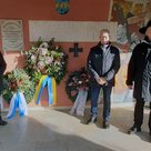 v.l.n.r. Dominik Schmidt, Vorsitzender des Soldaten- und Kriegervereins Pfaffenhofen; zweiter Bürgermeister Roland Dörfler und Herbert Heinrich, Ortsvorsitzender des VdK bei der Kranzniederlegung am Kriegerdenkmal der Spitalkirche. 