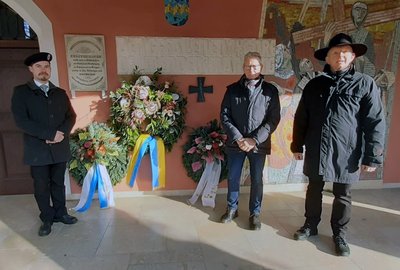 v.l.n.r. Dominik Schmidt, Vorsitzender des Soldaten- und Kriegervereins Pfaffenhofen; zweiter Bürgermeister Roland Dörfler und Herbert Heinrich, Ortsvorsitzender des VdK bei der Kranzniederlegung am Kriegerdenkmal der Spitalkirche. 