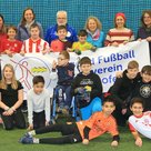 Lehrerinnen und Betreuerinnen der Adolf-Rebl-Schule sowie Vorstandsmitglieder des Jugendfußball Fördervereins freuen sich über die Begeisterung der jugendlichen Fußballer
