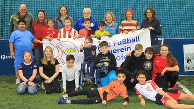 Lehrerinnen und Betreuerinnen der Adolf-Rebl-Schule sowie Vorstandsmitglieder des Jugendfußball Fördervereins freuen sich über die Begeisterung der jugendlichen Fußballer
