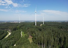 Die drei neuen Windräder im Förnbacher Forst speisen seit heute sauberen „Vor-Ort-Strom“ ins Pfaffenhofener Netz ein. 