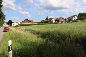 Bild vom Ortsteil Affalterbach mit Blick auf ein Feld und die Straße
