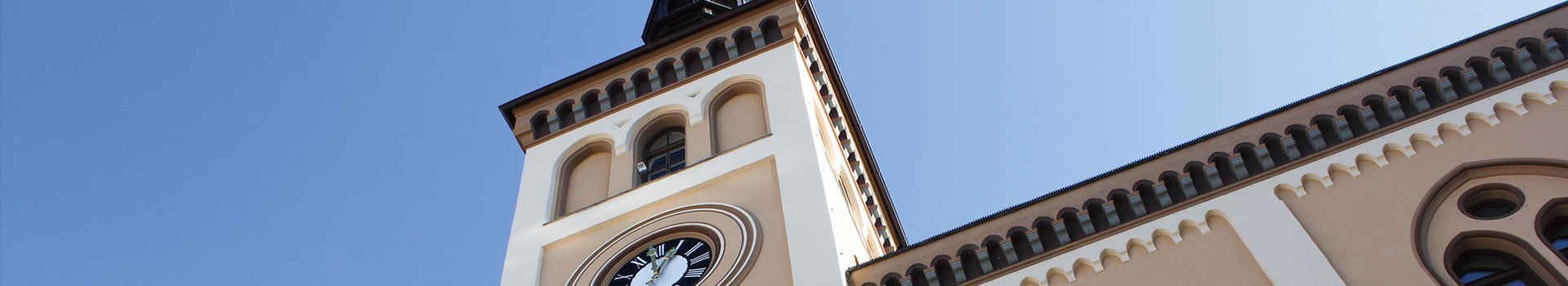 Rathaus in Pfaffenhofen im Sommer. Abgebildet ist die Fassade.